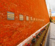 Why did they stop burying people near the Kremlin wall?